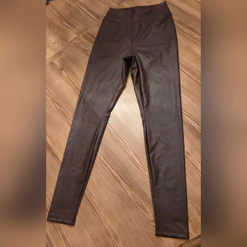 OFFLINE By Aerie Real Luxe Faux Leather Leggings- In Chocolate!! - Picture 5 of 11
